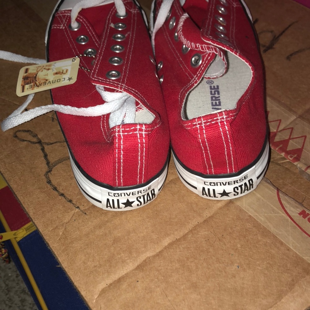 Red converse - Picture 3 of 6